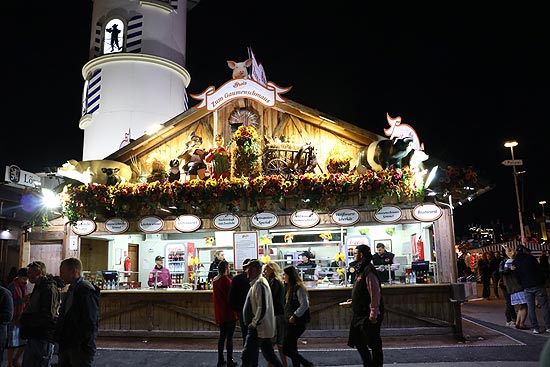 "Zum Gaumenschmaus" - Wurstbraterei Bretz auf dem Oktoberfest (©Foto: Martin Schmitz)